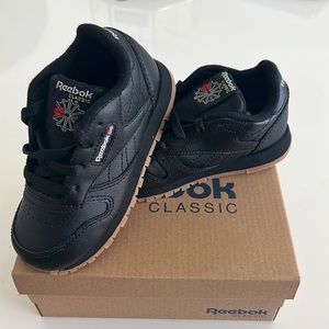 🎉Brand New🎉 Reebok Infant Black Sneakers w/ Gum Sole. NEVER WORN. Size 7.